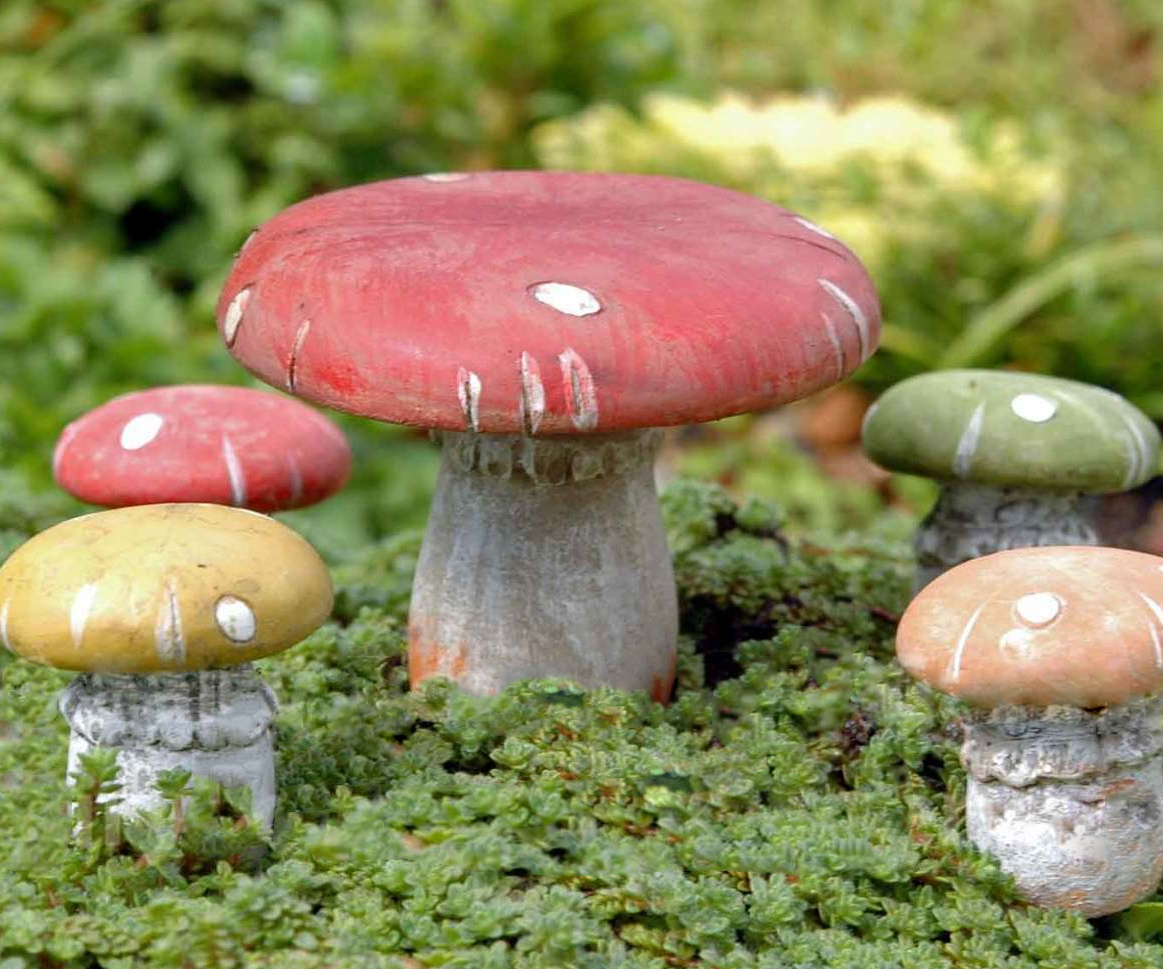 Mushroom Table And Stools