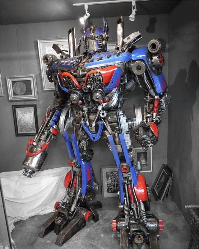Optimus Prime Statue 1